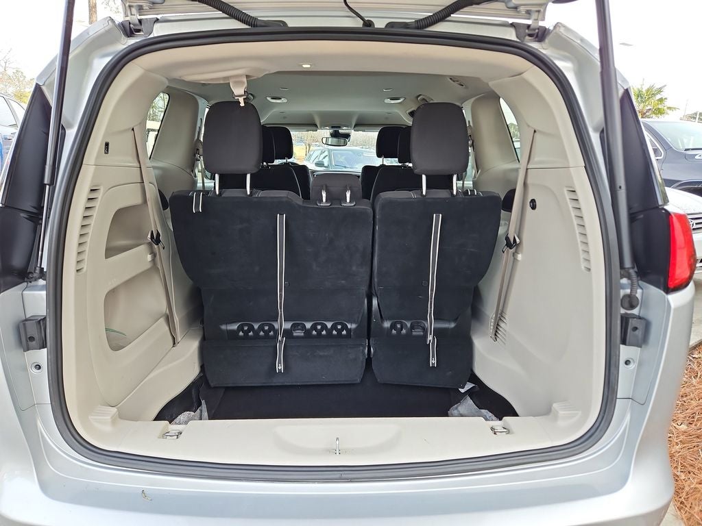 2023 Chrysler Voyager LX