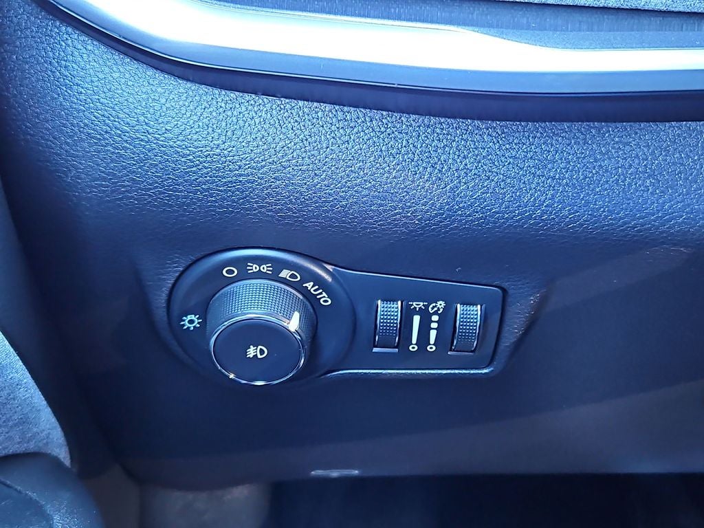 2024 Jeep Compass Latitude w/ enhanced Black Crystal Pearlcoat