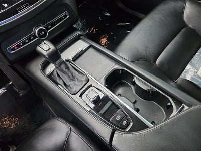 2022 Volvo XC90 T5 Momentum