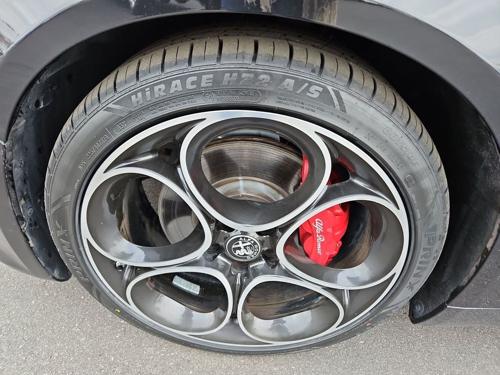 2023 Alfa Romeo Giulia Veloce w/PANO SUN ROOF 1OWNER