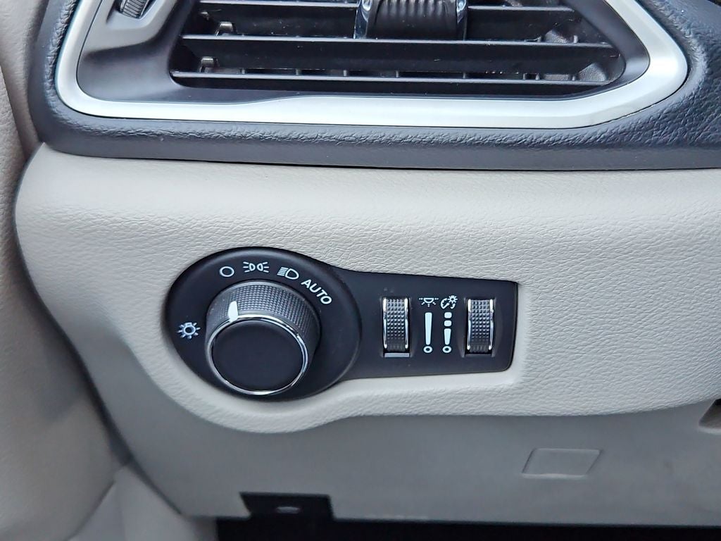 2023 Chrysler Voyager LX