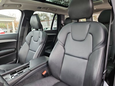 2022 Volvo XC90 T5 Momentum