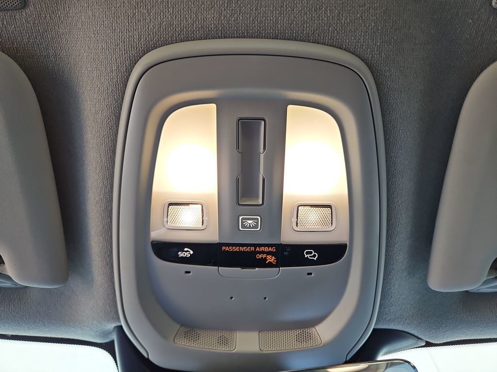 2024 Volvo XC40 B5 Plus Dark Theme