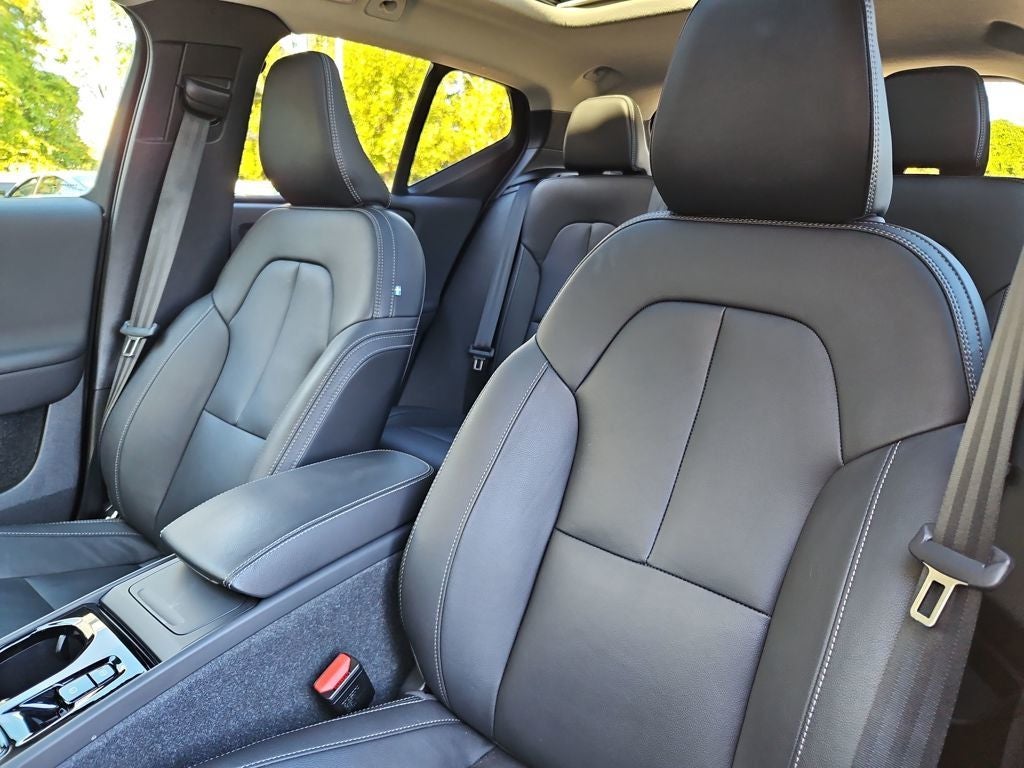 2024 Volvo XC40 B5 Plus Dark Theme