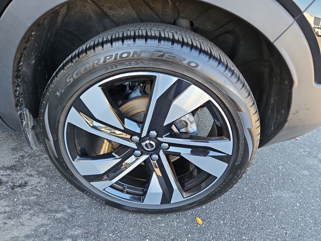 2024 Volvo XC40 B5 Plus Dark Theme