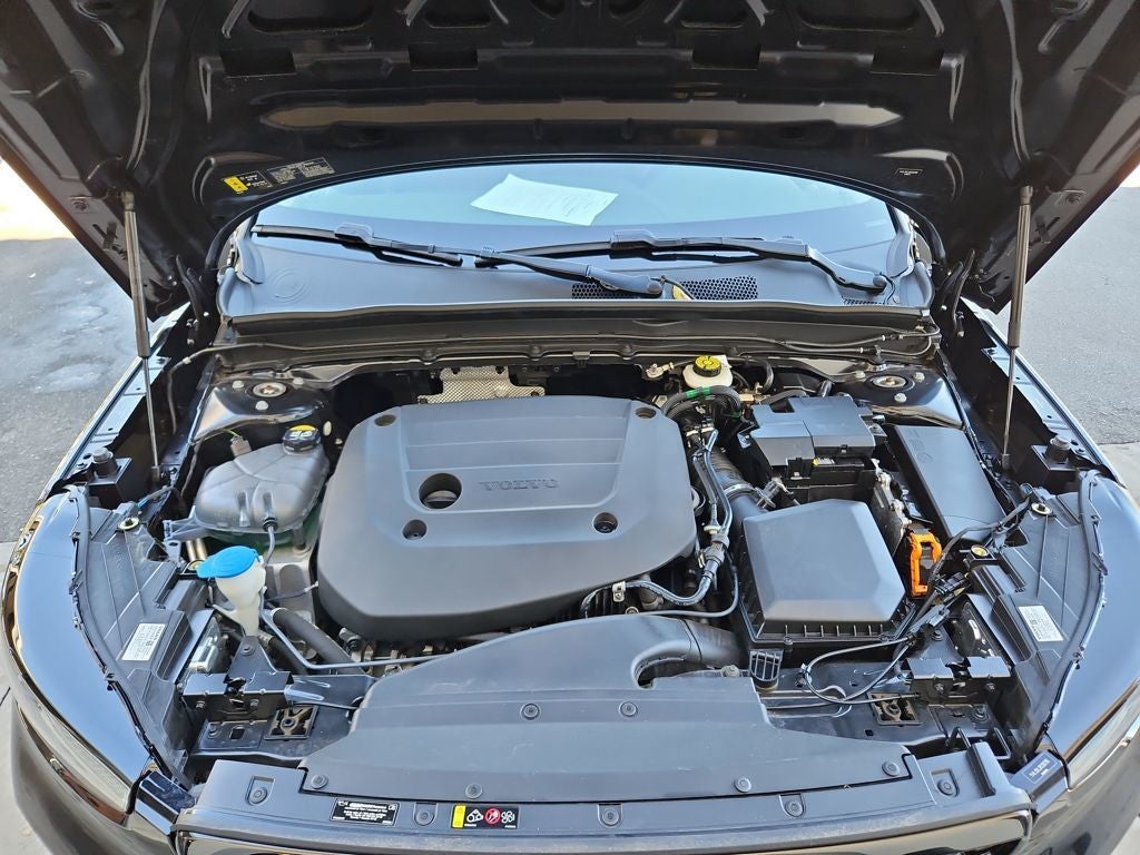 2024 Volvo XC40 B5 Plus Dark Theme