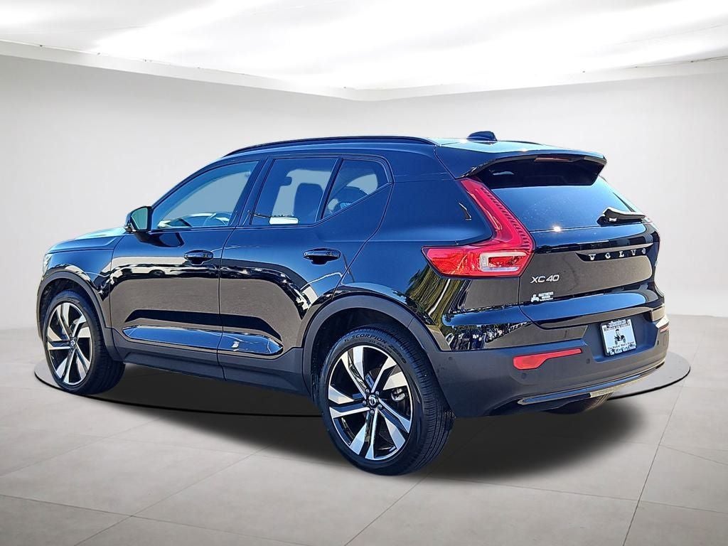 2024 Volvo XC40 B5 Plus Dark Theme